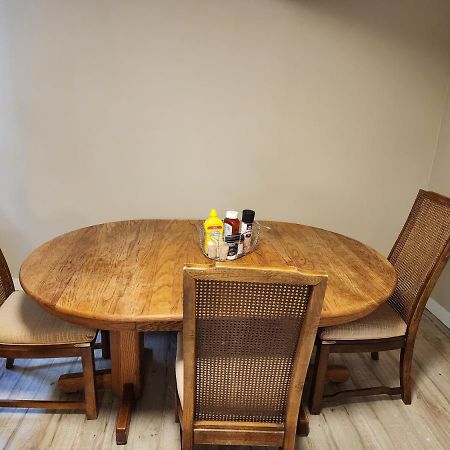 Economical Homestay Бърнаби Екстериор снимка