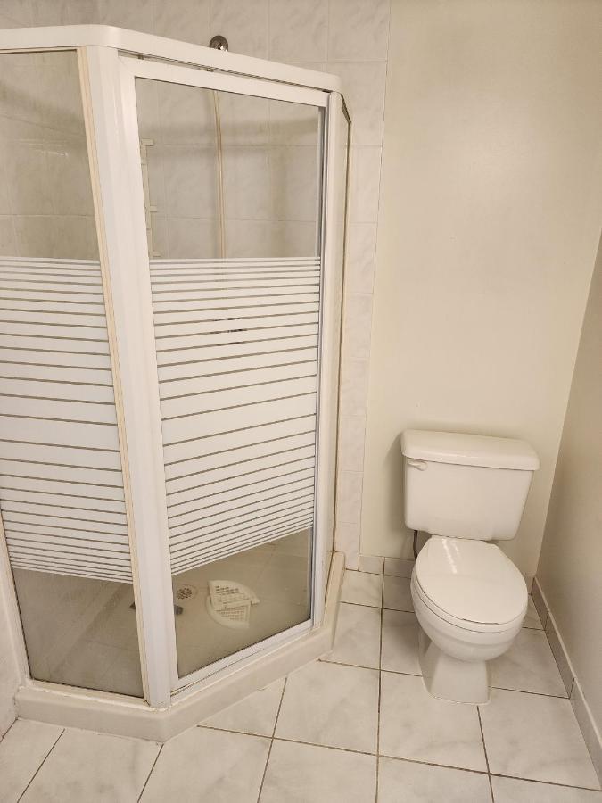 Economical Homestay Бърнаби Екстериор снимка