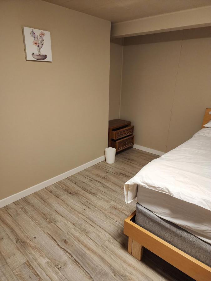 Economical Homestay Бърнаби Екстериор снимка