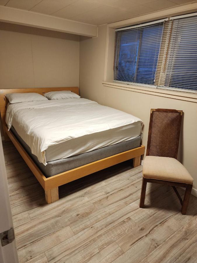 Economical Homestay Бърнаби Екстериор снимка