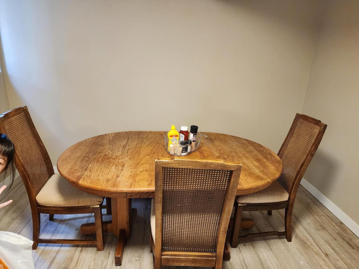 Economical Homestay Бърнаби Екстериор снимка