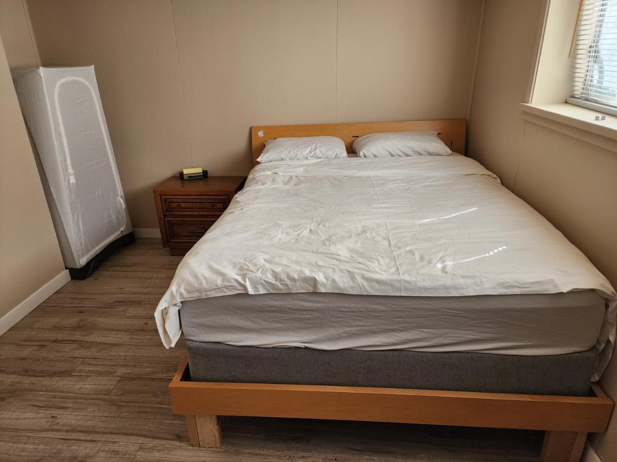 Economical Homestay Бърнаби Екстериор снимка